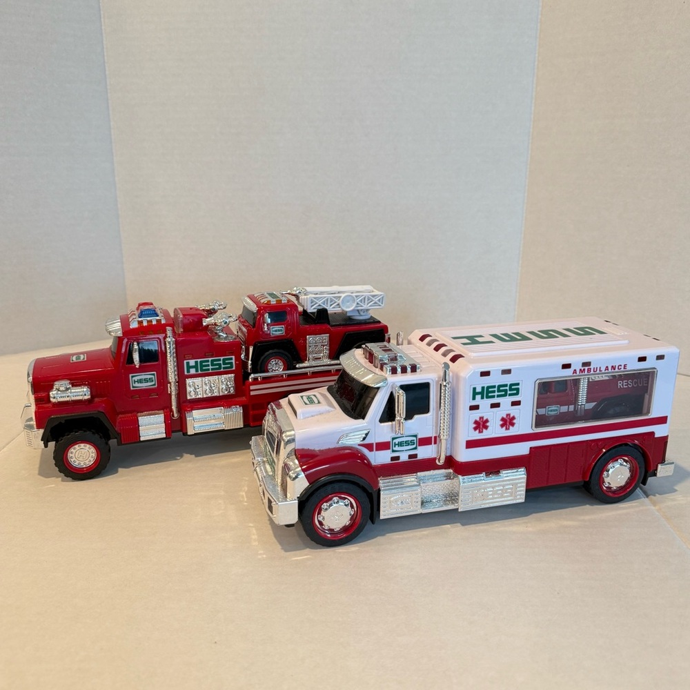 Hess Ambulance and Rescue Truck 2020/Hess Fire Truck and Ladder Rescue Set 2015 - Picture 3 of 17